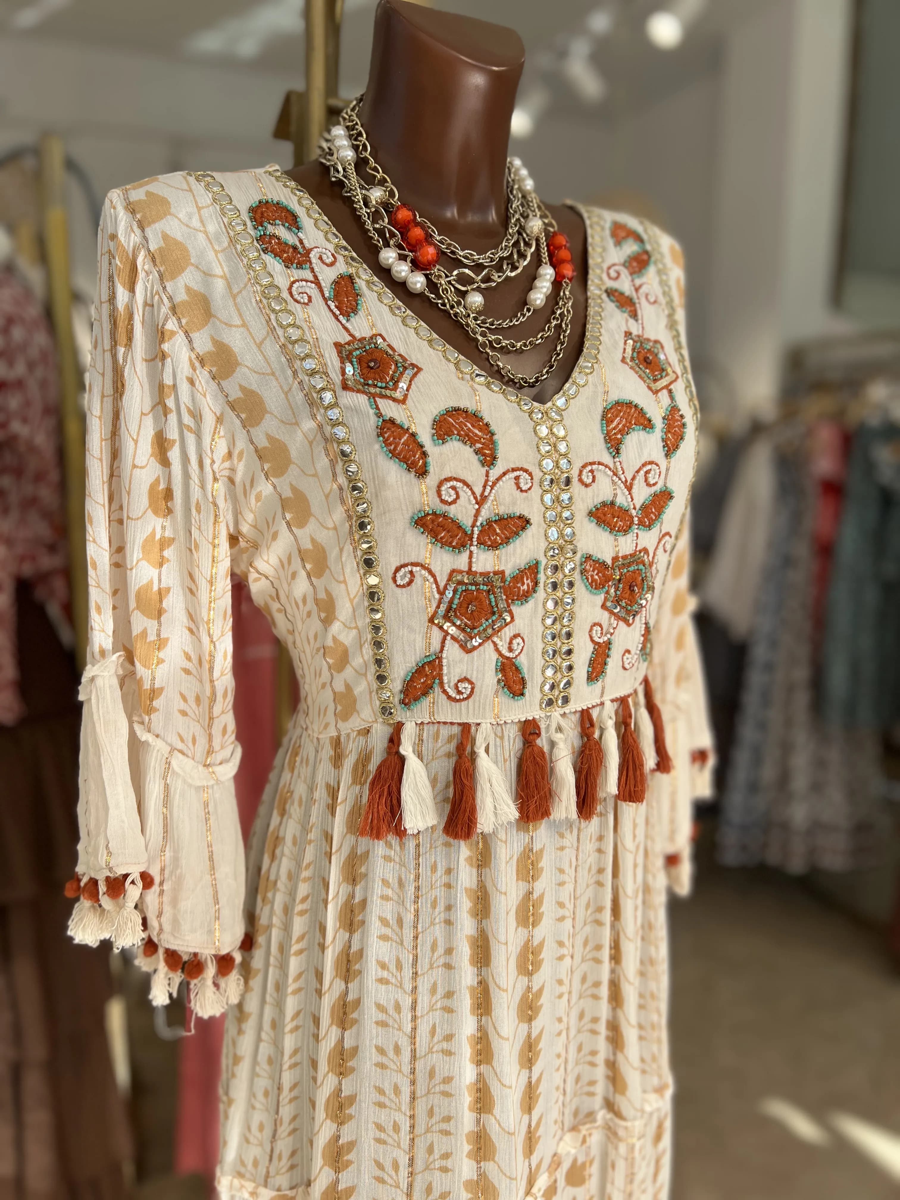 Vestido Con Decoracion Por Capas