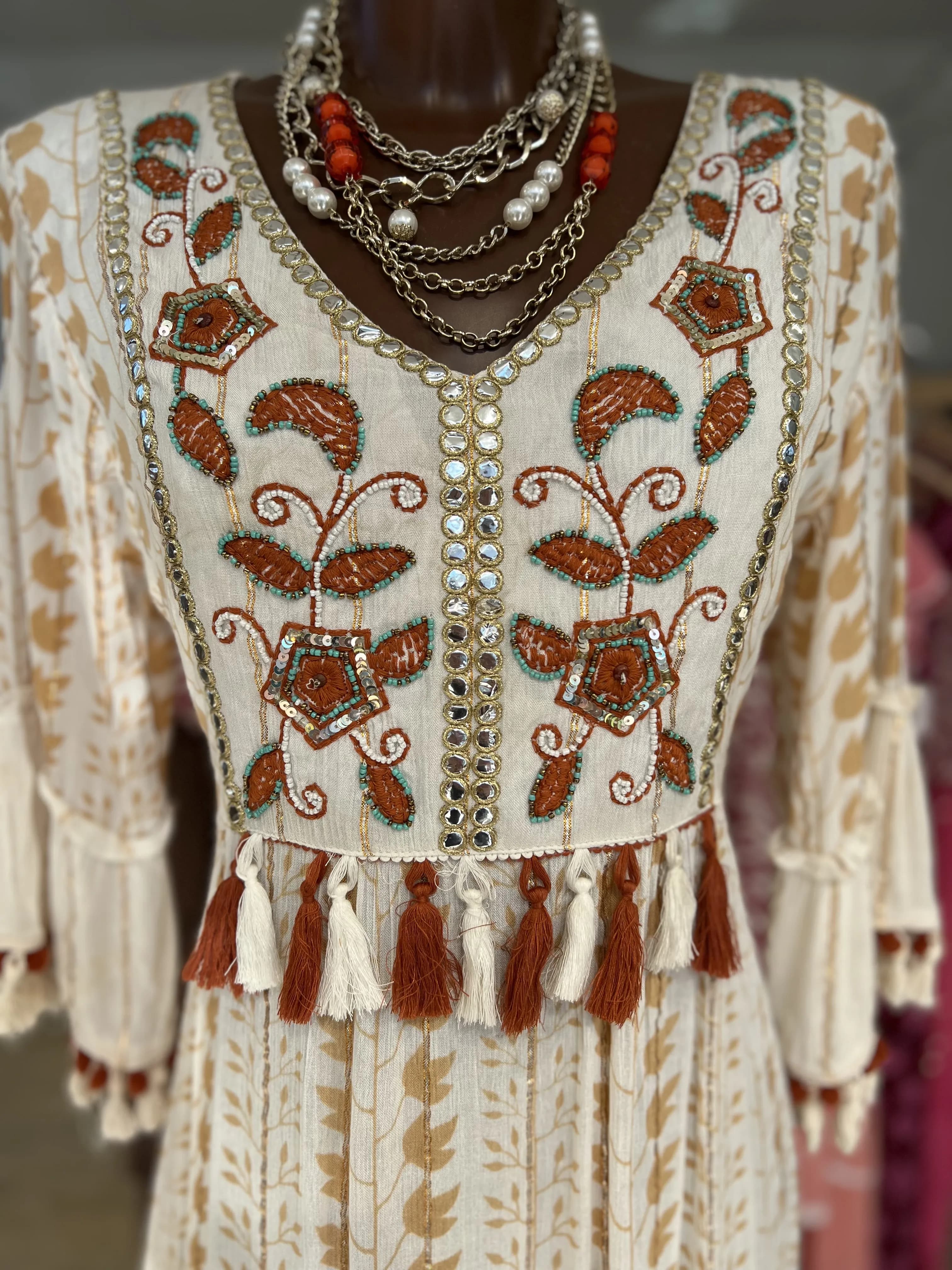 Vestido Con Decoracion Por Capas