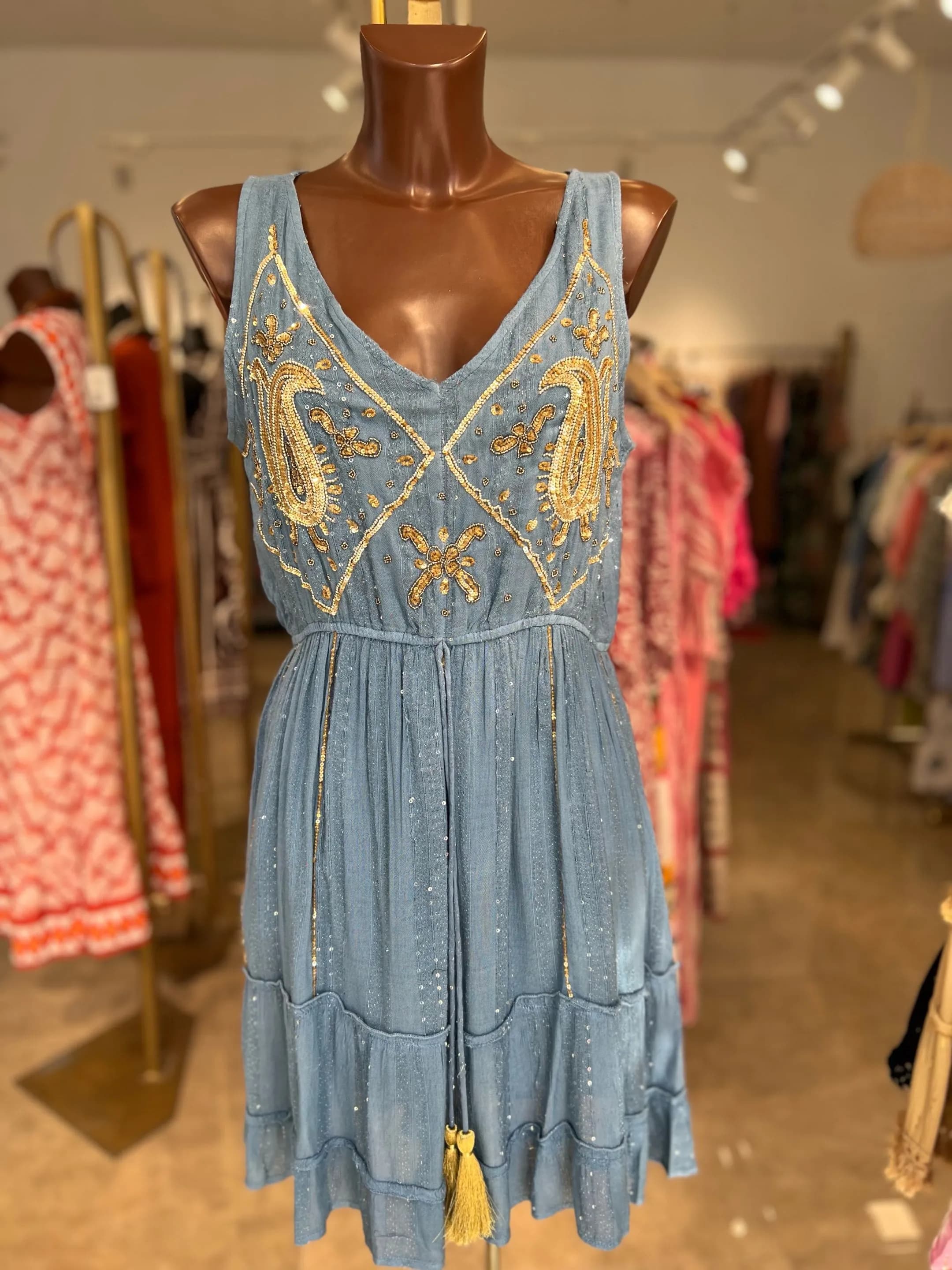 Vestido Con Bordado De Tirantes