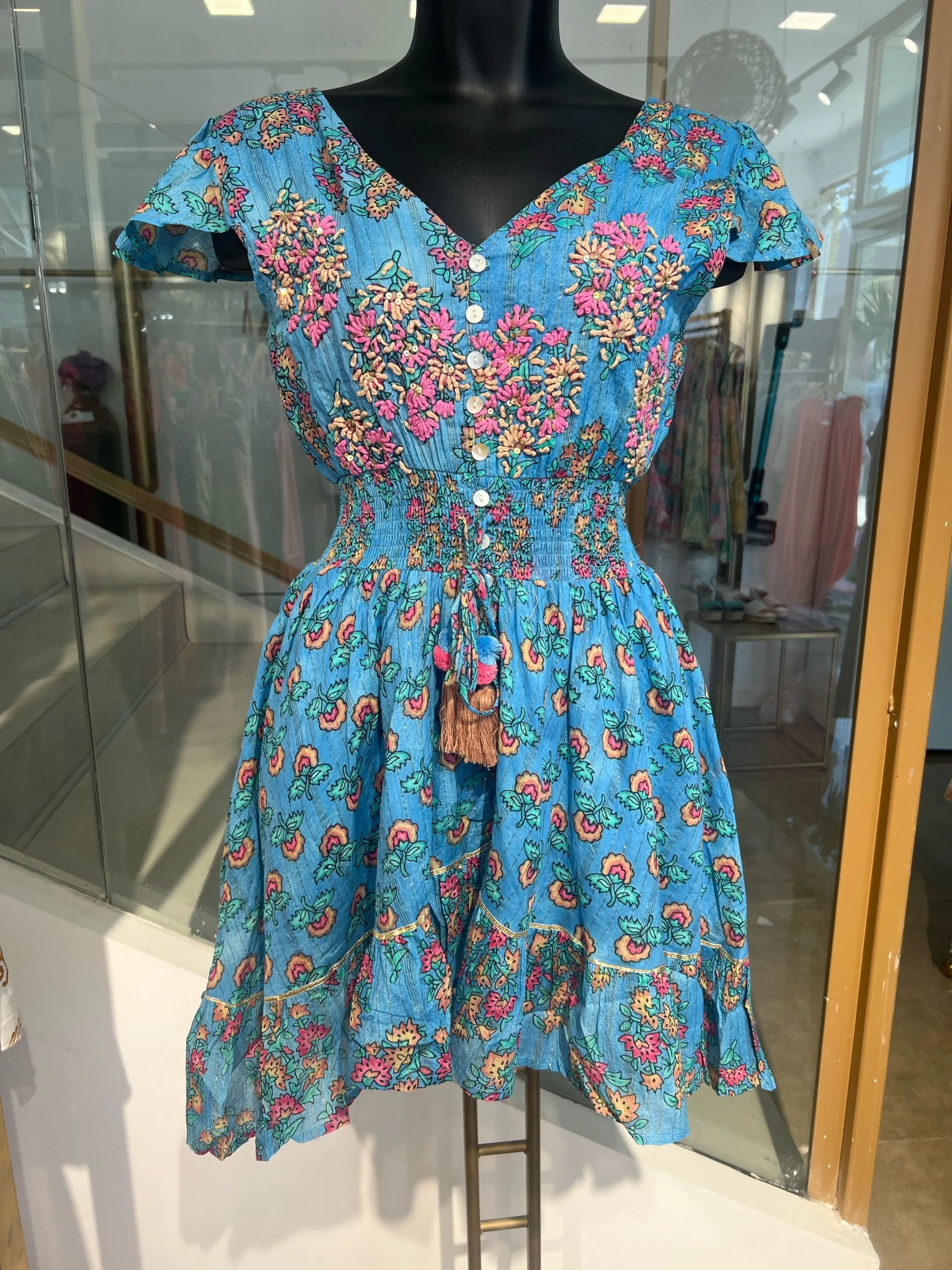 Vestido Corto Con Bordado De Relieve