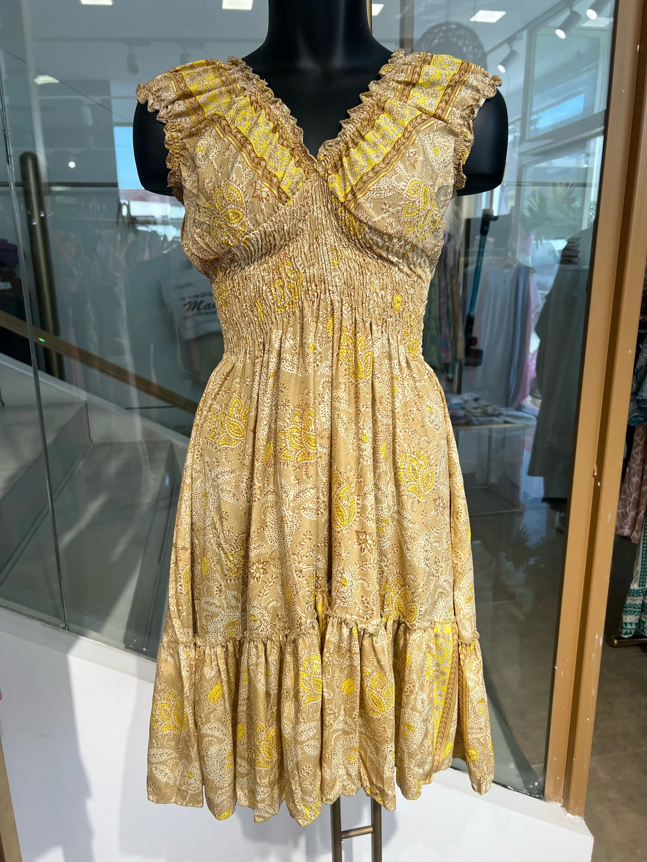 Vestido De Seda De Verano Con Volantes Y Detalles Dorados