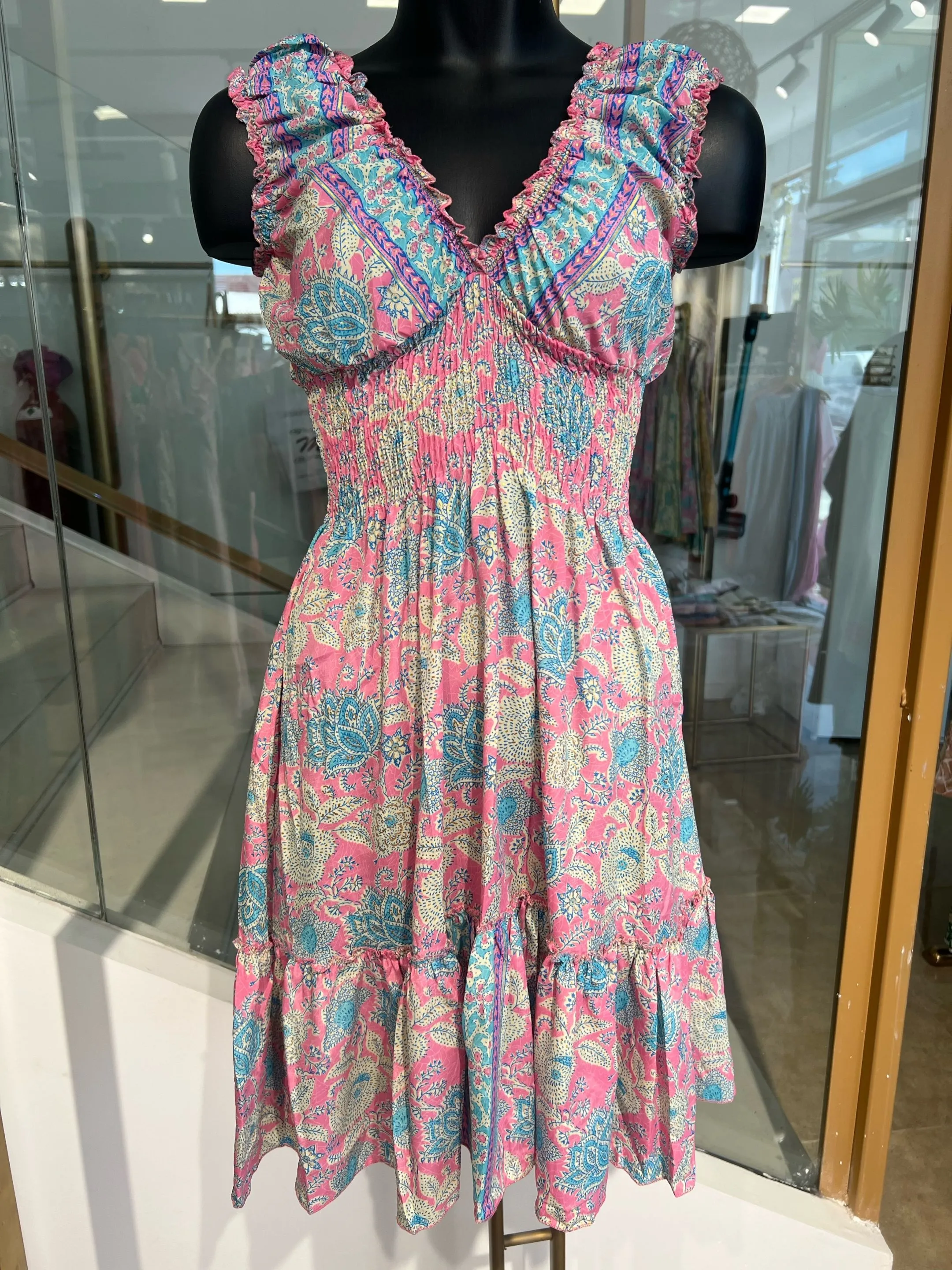 Vestido De Seda De Verano Con Volantes Y Detalles Dorados