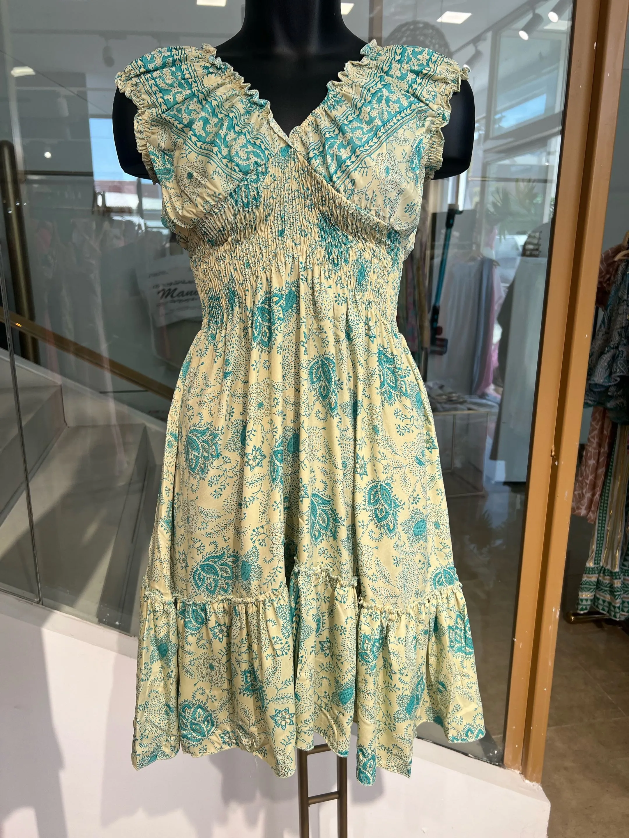 Vestido De Seda De Verano Con Volantes Y Detalles Dorados