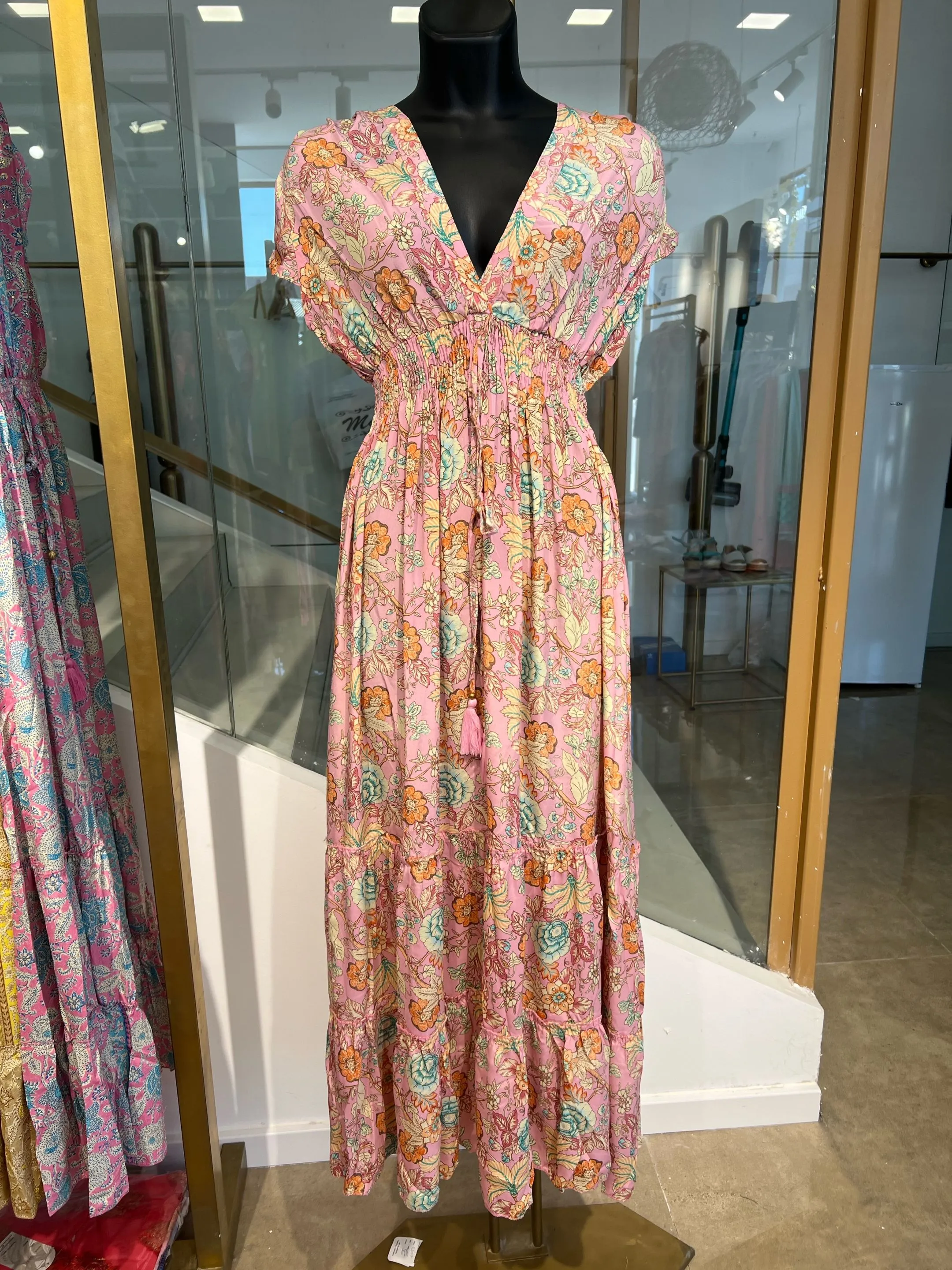 Vestido De Seda Con Fondo De Color Y Estampado De Diseño De Flores.