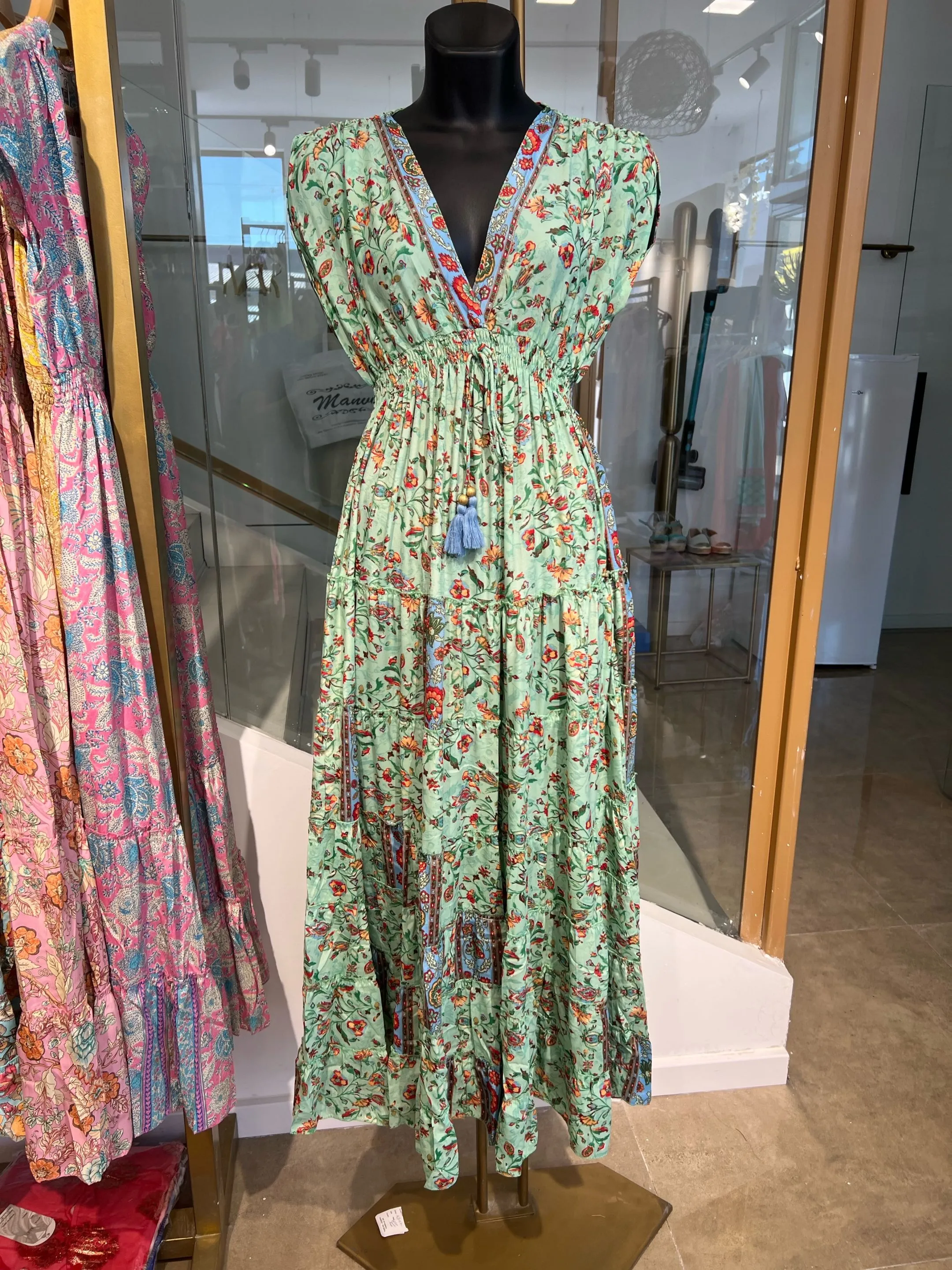 Vestido De Seda Con Fondo De Color Y Estampado De Diseño De Flores.