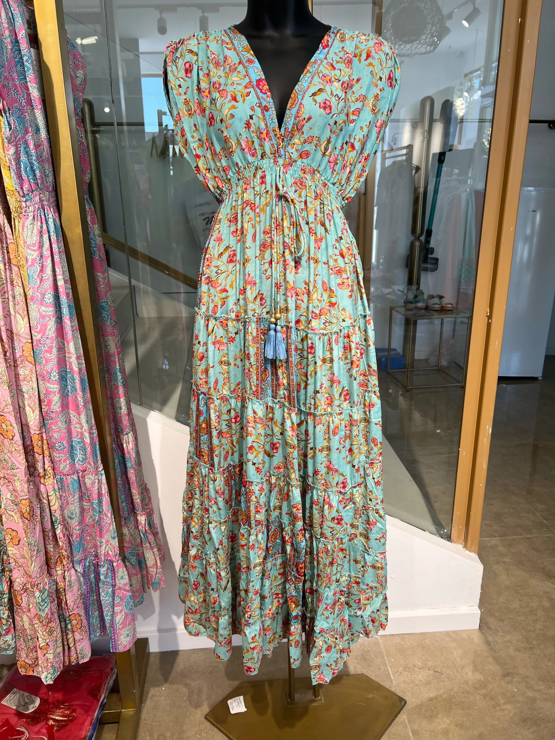 Vestido De Seda Con Banda Elástica Y Diseño De Capas, Con Estampado De Flores Y Diseño De Pompón.